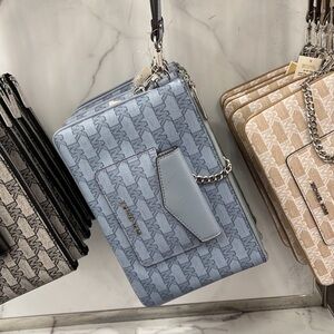 MICHAEL KORS JET SET ITEM LG 2 in 1 CARD CASE & WRISTLET
Pale Blue